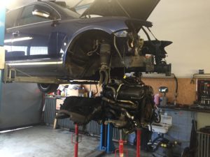 demontáž motoru V10 TDi kvůli výměně turbodmychadel a výfukových svodů
